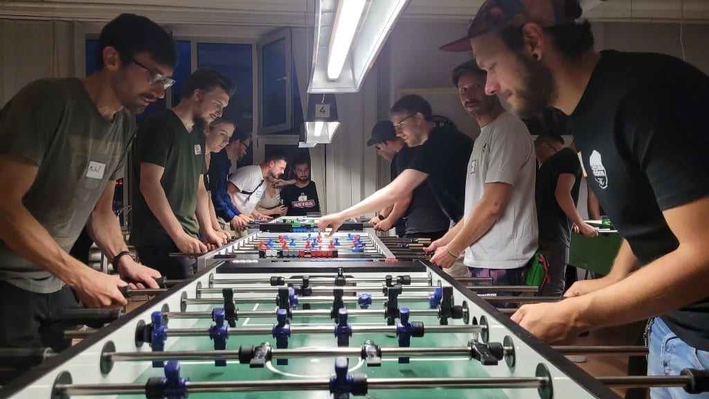 Kickertisch mit Spielern links und rechts Kickertisch mit Spielern links und rechts